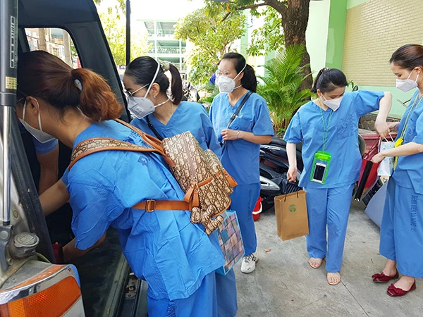 Các nữ điều dưỡng trẻ của Bệnh viện Đà Nẵng sẽ có chuyến xa nhà chưa biết khi nào trở về, nhưng ai nấy đều tỏ ra rất tự tin