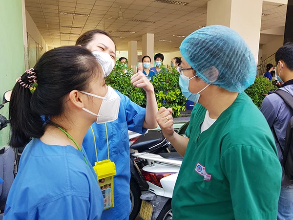 Các nữ điều điều dưỡng trẻ của khoa Hồi sức tích cực - Chống độc Bệnh viện Đà Nẵng bày tỏ sự tự tin với BSCKI Hoàng 