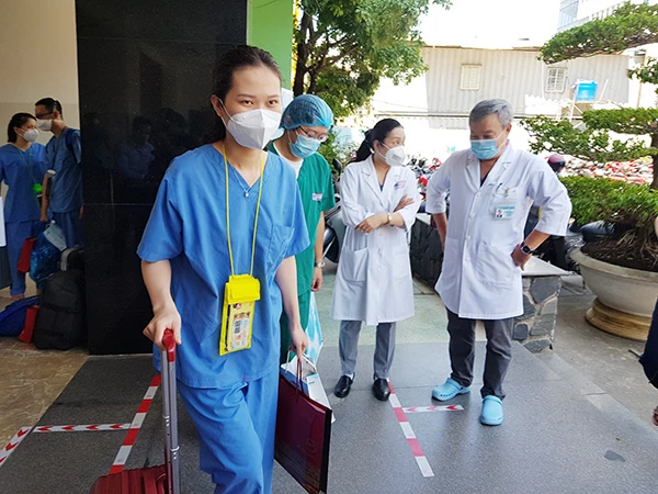 Nữ điều dưỡng Võ Thị Thanh Ân cùng đoàn công tác của Bệnh viện Đà Nẵng bắt đầu cuộc hành trình chi viện Bắc Giang chống dịch Covid-19