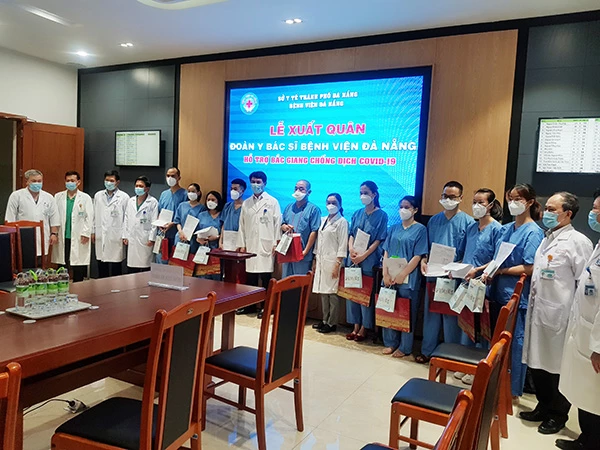 Đoàn công tác của Bệnh viện Đà Nẵng xuất quân chi viện các đồng đội ở Bắc Giang
