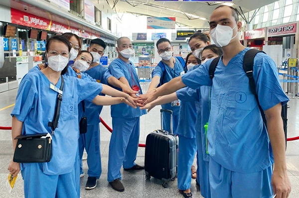 Đoàn chiến binh của Bệnh viện Đà Nẵng trước giờ lên máy bay ra "mặt trận" Bắc Giang