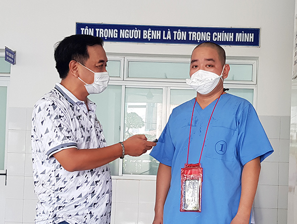 Đà Nẵng: Vợ bác sĩ trưởng đoàn tự tay “húi cua” cho chồng trước khi lên đường chi viện Bắc Giang