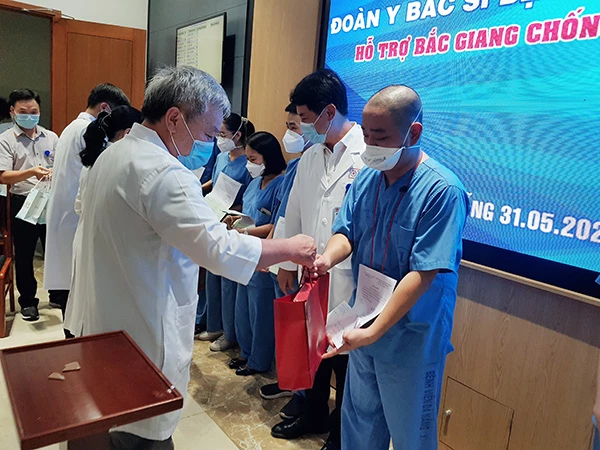 BS Nguyễn Xuân Anh, Phó Giám đốc Bệnh viện Đà Nẵng chúc BS Nguyễn Tấn Hùng cùng đoàn công tác sớm chiến thắng trở về!