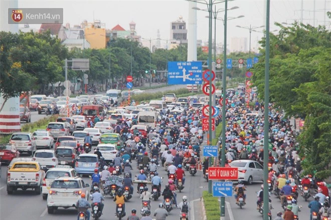 TP.HCM ngày đầu tiên giãn cách xã hội: Đường sá vắng vẻ lạ thường, chỉ lác đác người dân ra khỏi nhà khi thực sự cần thiết - Ảnh 1.