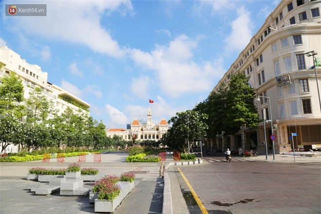 TP.HCM ngày đầu tiên giãn cách xã hội: Đường sá vắng vẻ lạ thường, chỉ lác đác người dân ra khỏi nhà khi thực sự cần thiết - Ảnh 3.