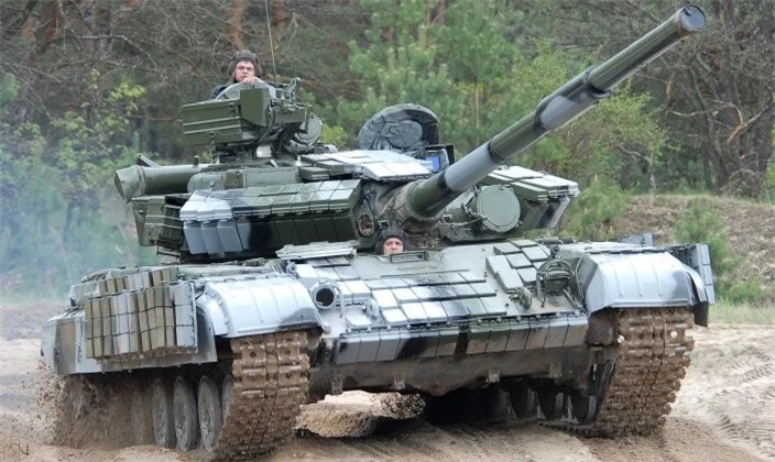 Quân đội Ukraine hiện sở hữu một số lượng lớn xe tăng chiến đấu chủ lực T-6. (Nguồn : MWM)