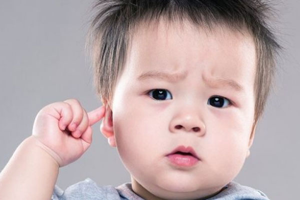 Bé bị giảm thính lực do ô nhiễm tiếng ồn từ phòng hát