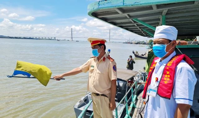 Công an tỉnh An Giang chủ công, phối hợp với các lực lượng chức năng liên quan lập chốt kiểm soát dịch Covid-19, trên đường đường thủy.