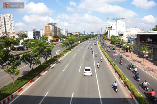 TP.HCM ngày đầu tiên giãn cách xã hội: Đường sá vắng vẻ lạ thường, chỉ lác đác người dân ra khỏi nhà khi thực sự cần thiết