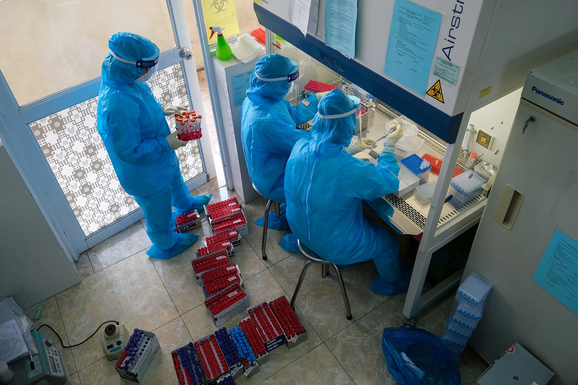 Các chuyên gia cho rằng "huy động mọi nguồn lực để có vaccine ngừa Covid-19, tiêm trên diện rộng" là chiến lược chống dịch đúng đắn. Ảnh: Phạm Thắng. Các chuyên gia cho rằng "huy động mọi nguồn lực để có vaccine ngừa Covid-19, tiêm trên diện rộng" là chiến lược chống dịch đúng đắn. Ảnh: Phạm Thắng.