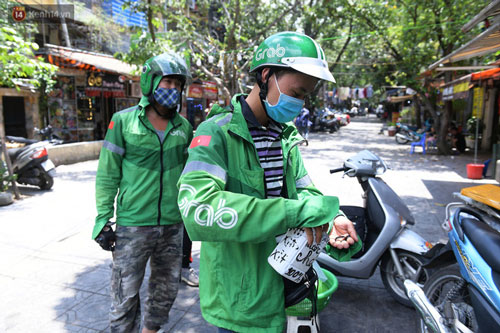 Ảnh: Shipper Hà Nội đắt khách mùa dịch, quán ăn nghĩ đủ cách phòng Covid-19