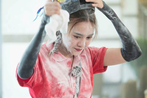 Running Man Vietnam: H&#xEC;nh &#x1EA3;nh Lan Ng&#x1ECD;c kh&#x1ED5; s&#x1EDF; v&#xEC; b&#x1ECB; &#x111;&#x1ED5; b&#x1ED9;t m&#xEC; v&#xE0;o m&#x1EB7;t g&#xE2;y x&#xF4;n xao