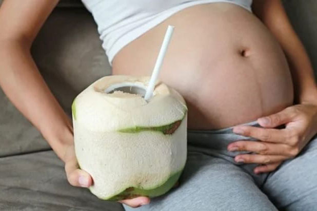 Mẹ bầu cần thận trọng khi uống nước dừa