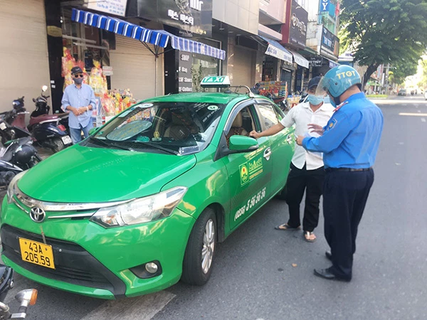 Thanh tra Sở GTVT Đà Nẵng kiểm tra vệc chấp hành quy định phòng chống dịch Covid-19 của các tài xế taxi khi đưa xe ra hoạt động trở lại
