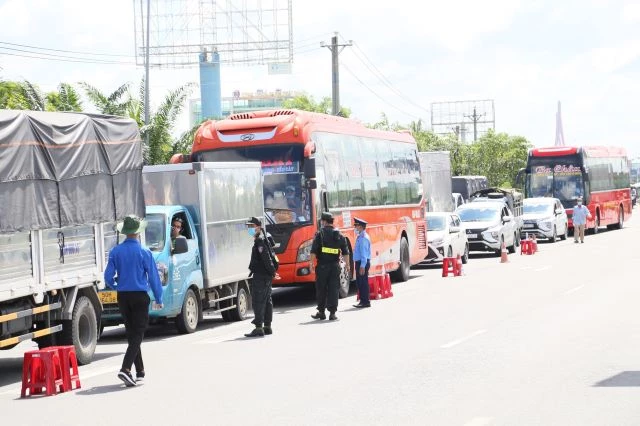 Lực lượng làm việc tại chốt kiểm soát phòng, chống dịch Covid-19