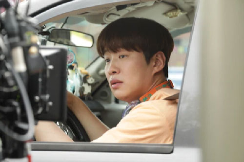 Dừng đèn đỏ giữa chiều đông đúc, tôi giật mình vì 1 kẻ nhìn chằm chằm vào trong xe