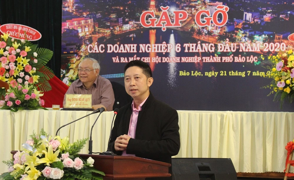 Ông Phạm Minh Đăng, Tổng Giám đốc Công ty TNHH Lady 1 Việt Nam đóng góp ý kiến tâm huyết tại buổi đối thoại giữa lãnh đạo TP. Bảo Lộc với cộng đồng doanh nghiệp.