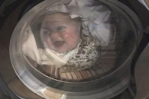 Bận rộn việc nhà, người đàn ông về phòng liền phát hoảng với gương mặt người ngay trên cửa máy giặt, mãi mới hoàn hồn tìm ra câu trả lời