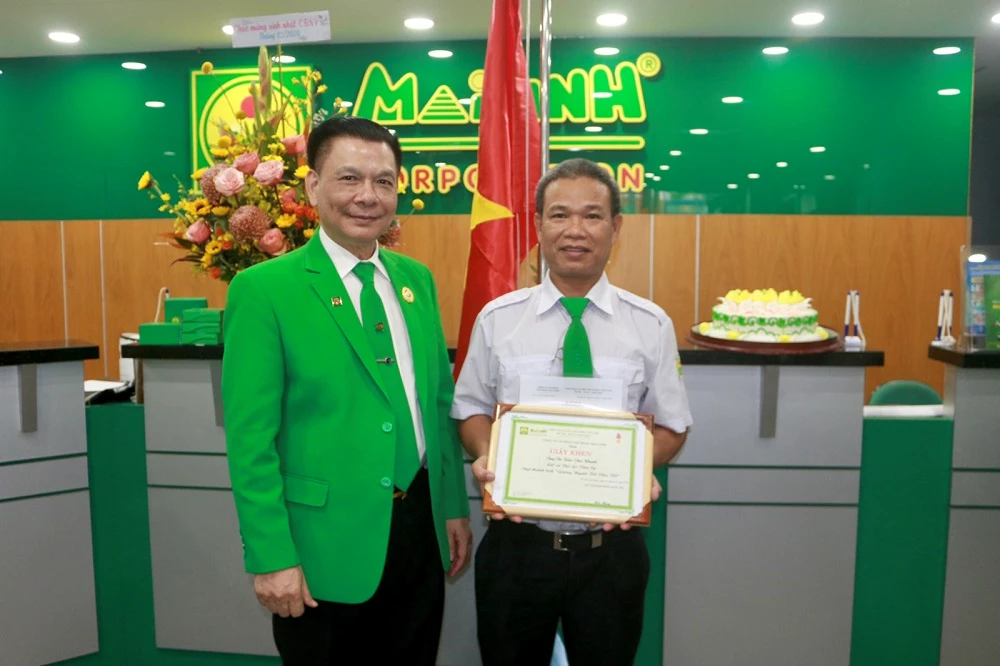 Chủ tịch Tập đoàn Mai Linh Hồ Huy tặng giấy khen người tốt việc tốt cho lái xe nghĩa hiệp.