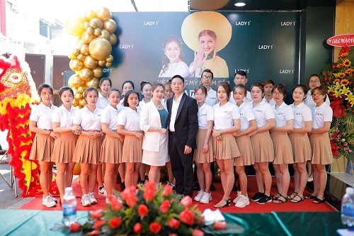 Lady 1 Việt Nam sẽ tài trợ vắc xin Covid-19 cho nhân viên và người thân