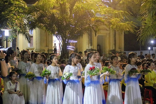 Đêm 31/5 tại Hà Tĩnh: Giáo xứ tổ chức nghìn người hành lễ, không đeo khẩu trang khi dịch Covid-19 diễn biến phức tạp