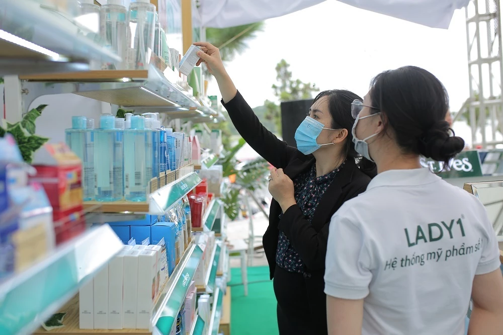 Công ty Lady 1 Việt Nam là đại diện cho nhiều nhãn mỹ phẩm và nước hoa nổi tiếng với mong muốn đưa phụ nữ Việt đến gần hơn với các thương hiệu làm đẹp uy tín, đẳng cấp mang tầm khu vực và thế giới.