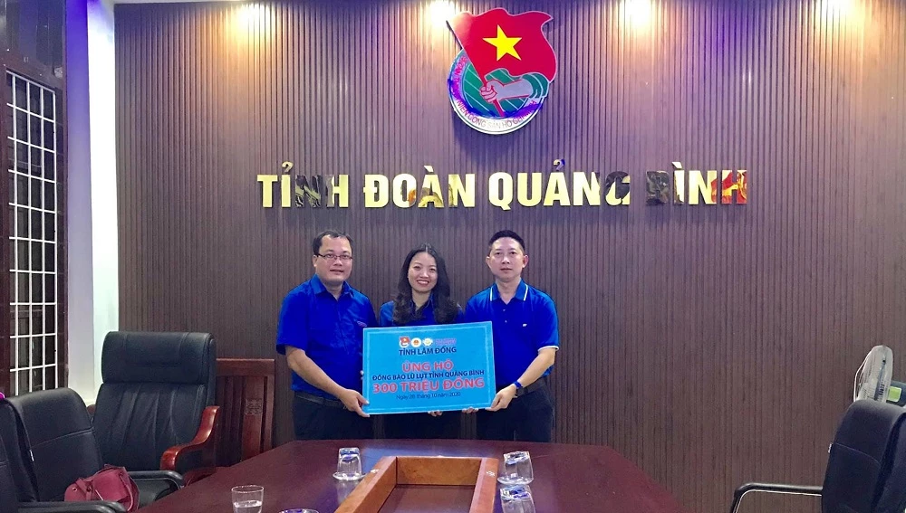 Ông Phạm Minh Đăng (bên phải) cùng Trung ương Đoàn trao hỗ trợ Tỉnh Đoàn Quảng Bình trong khuôn khổ chương trình “Chuyến xe yêu thương” năm 2020.