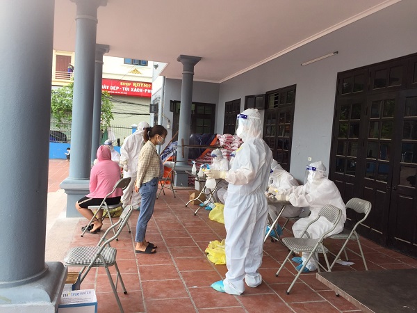 Hai vợ chồng bác sỹ vùng cao Yên Bái: Mỗi người xung phong tham gia một tuyến đầu chống dịch 