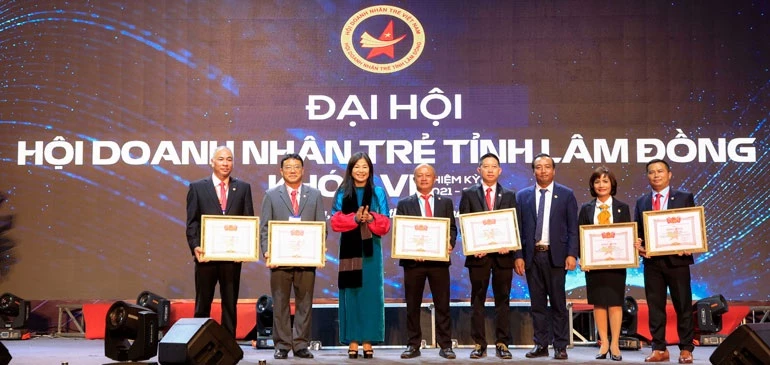 Ông Phạm Minh Đăng, Tổng Giám đốc Công ty TNHH Lady 1 Việt Nam (thứ 4 từ phải qua), nhận Bằng khen của Trung ương Hội Doanh nhân trẻ Việt Nam.