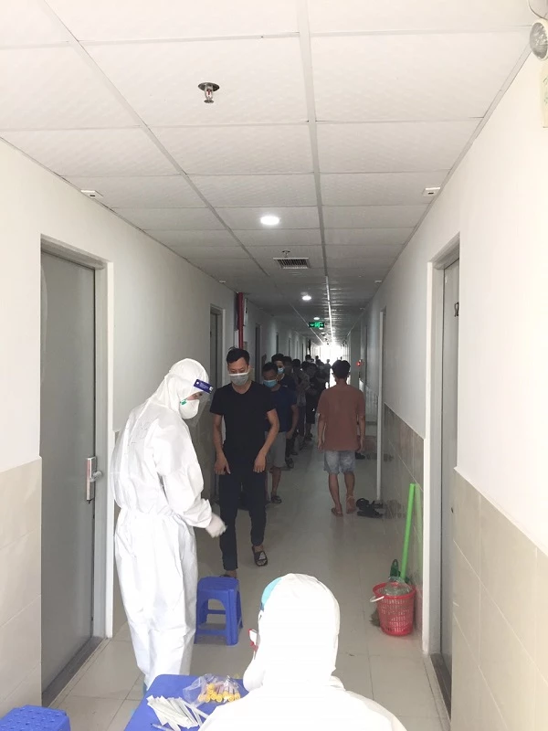 Các bác sĩ của Bệnh viện đa khoa Yên Bái hỗ trợ chống dịch tại Bắc Giang.