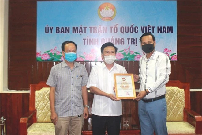 Đại diện NS Hoài Linh trao 1 tỷ đồng ủng hộ người dân vùng lũ Quảng Trị, hé lộ kế hoạch cứu trợ miền Trung giữa lùm xùm - Ảnh 1.