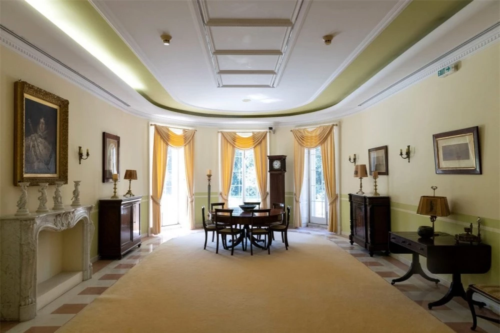 Bên trong căn biệt thự trên đảo Corfu, nơi sinh của Hoàng thân Philip ở Hy Lạp Bên trong căn biệt thự, nơi sinh của Hoàng thân Philip ở Hy Lạp
