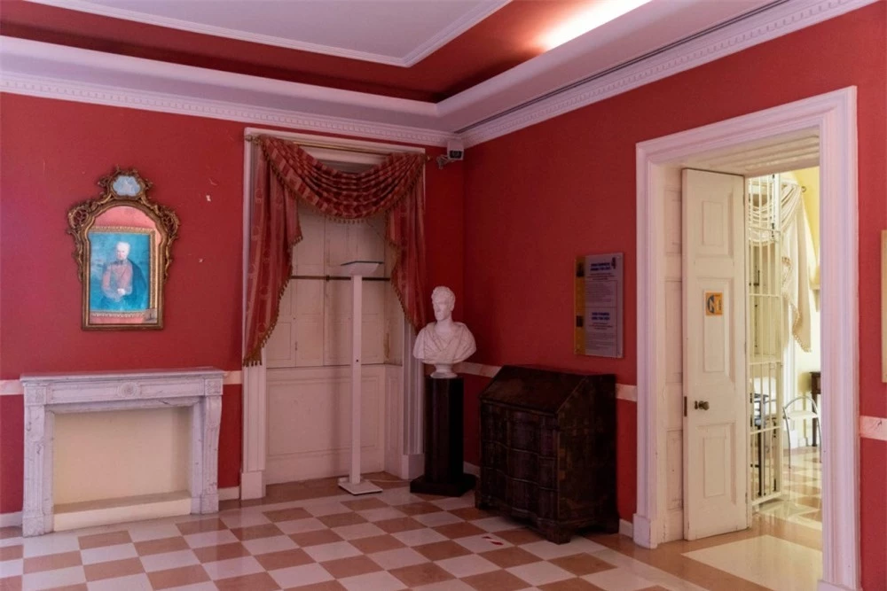 Bên trong căn biệt thự trên đảo Corfu, nơi sinh của Hoàng thân Philip ở Hy Lạp Bên trong căn biệt thự, nơi sinh của Hoàng thân Philip ở Hy Lạp