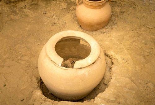 Phát hiện chiếc bình gốm 2.300 năm tuổi ẩn giấu lời nguyền tác động lên ít nhất 55 người