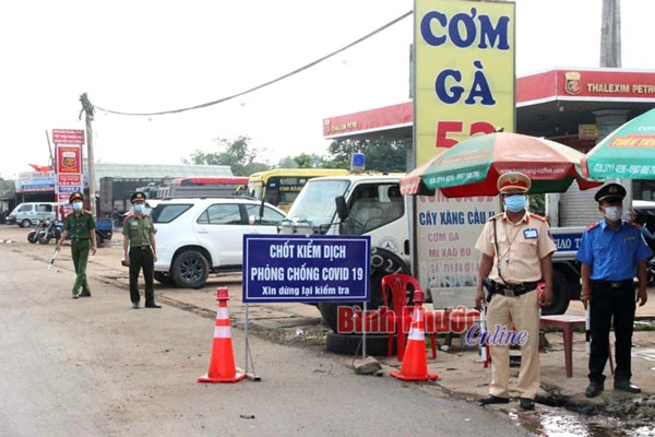 Lực lượng tham gia phòng, chống dịch COVID-19 tại chốt kiểm dịch ở khu vực cầu 2, thành phố Đồng Xoài. Ảnh tư liệu: baobinhphuoc.com.vn