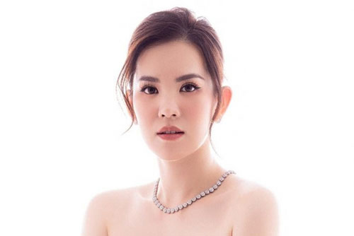 Á hậu Hoàng Oanh thần thái sang chảnh, khoe nhan sắc đỉnh cao ở tuổi 37