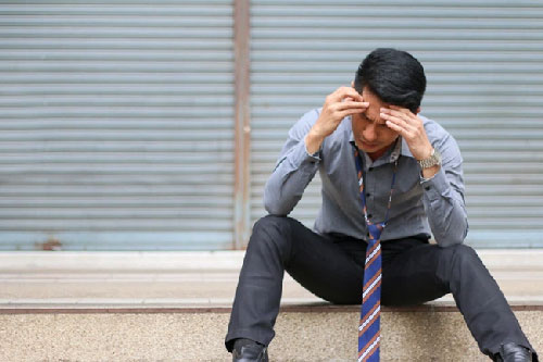 Sáng đi làm tóc vợ vẫn còn dài, thế mà chiều về đã cạo trọc đầu và khi biết lý do, tôi tức đến điên người