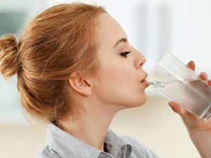 Tại sao uống nước có thể giảm cân?
