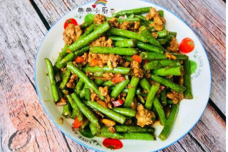Đậu đũa xào thịt giòn ngon, xanh mướt lại đậm đà nhờ thêm loại gia vị có sẵn