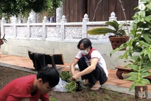 Lộ hình ảnh Hoài Linh tiều tụy khi xuất hiện tại nhà thờ Tổ nghiệp giữa "bão" scandal 14 tỷ đồng từ thiện