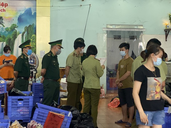 Tiếp tục phát hiện kho chứa nhiều sản phẩm quần áo, thực phẩm, mỹ phẩm nhập lậu tại Quảng Ninh