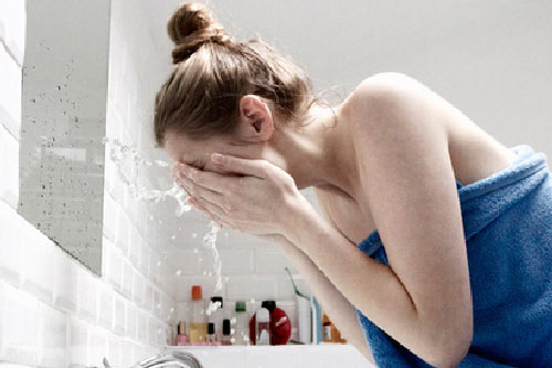 Nhiều chị em mắc sai lầm chăm sóc da khi làm việc tại nhà