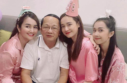 Chị em Nhã Phương lâu ngày hội ngộ, hóa ra nhan sắc cực phẩm đều thừa hưởng từ nhân vật quyền lực này