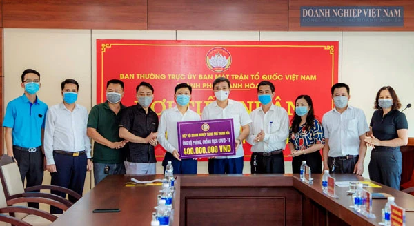 Hiệp hội Doanh nghiệp thành phố Thanh Hóa trao 400 triệu đồng phòng, chống dịch Covid – 19.