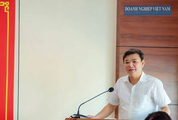 Ông Lê Anh Xuân – Ủy viên BTV Tỉnh ủy, Bí thư Thành ủy phát biểu tại buổi tiếp nhận.
