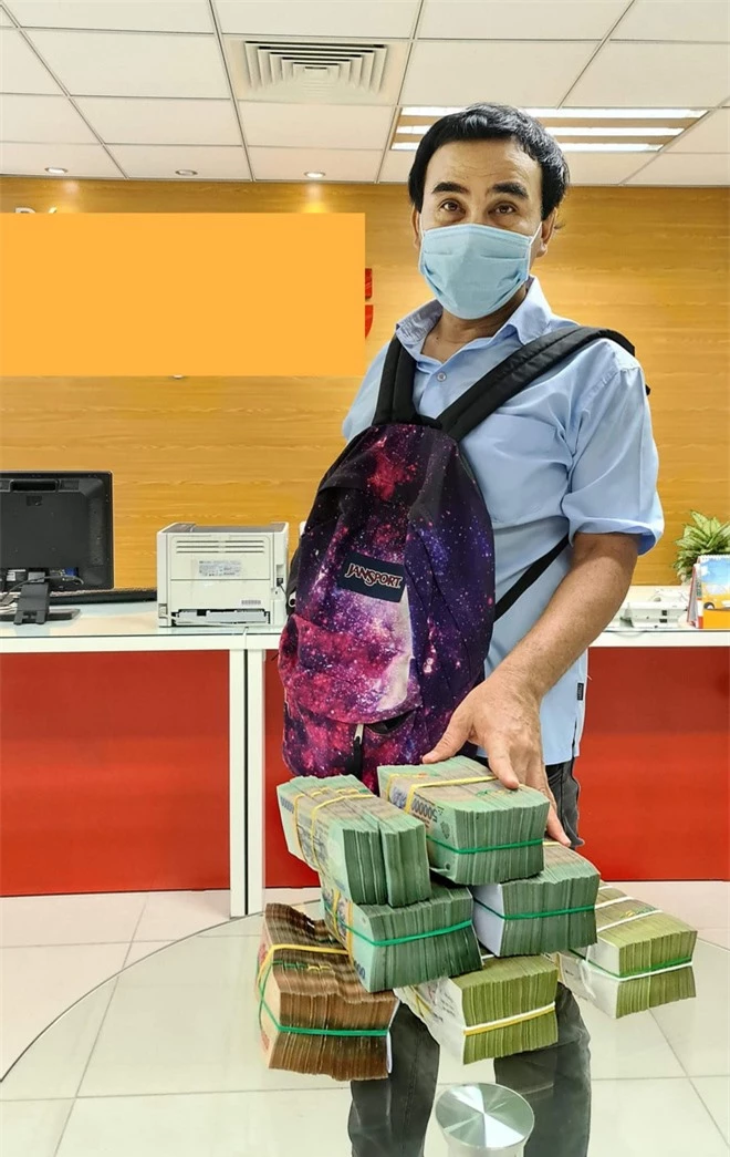 Ấm lòng hình ảnh MC Quyền Linh đi xe máy, đeo balo 2,2 tỷ đồng trực tiếp quyên góp vào quỹ mua vaccine Covid-19 cho người nghèo - Ảnh 6.