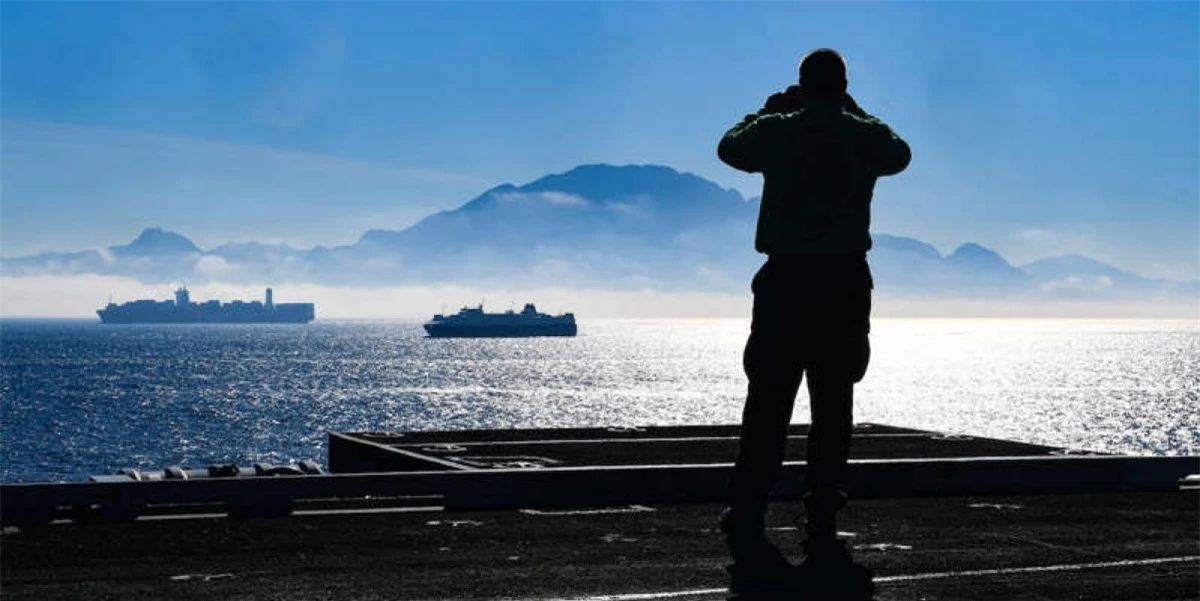 Một thủy thủ Mỹ đang chụp ảnh phía châu Phi của Eo biển Gibraltar từ boong tàu sân bay USS Harry S. Truman ngày 4/12/2018. Ảnh: Hải quân Mỹ