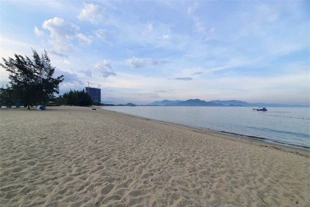Biển Ninh Thuận vắng lặng không một bóng du khách - 1
