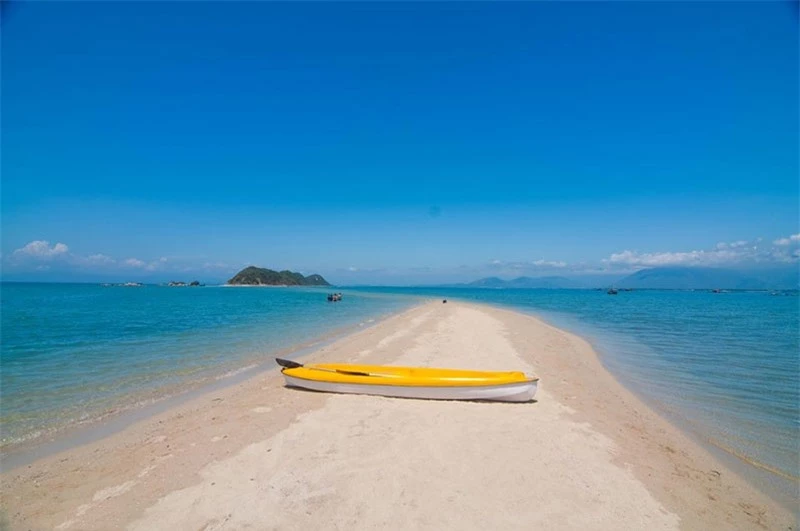 Cách thành phố Nha Trang khoảng 60 km, Điệp Sơn thủy đạo ngày càng được nhiều phượt thủ Việt chú ý đến. Ảnh: Hang Dinh.