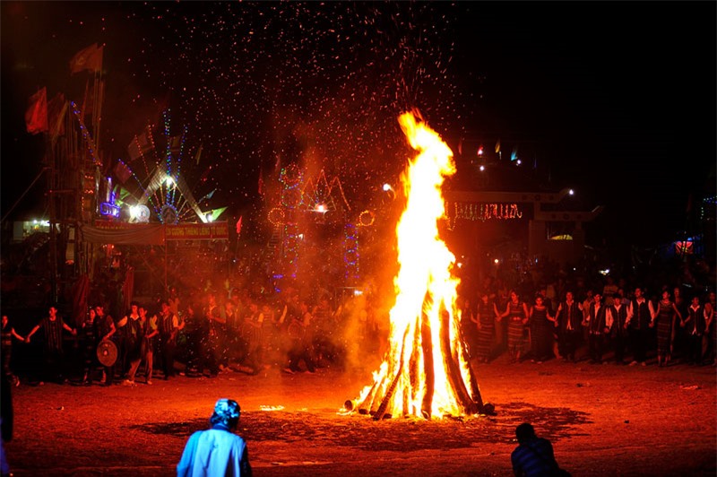 Đốt lửa trại ở lễ hội Văn hóa truyền thống các dân tôc. Ảnh: Diem Dang Dung.